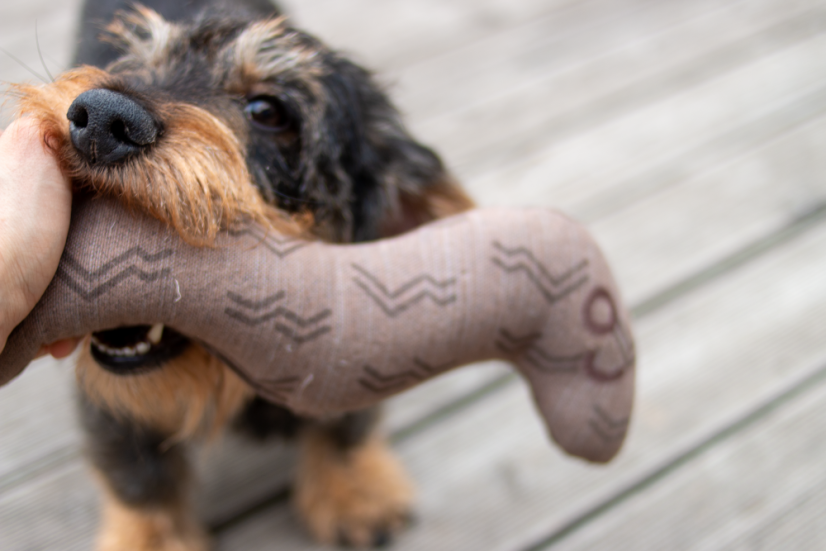 Plyšová hračka z recyklovaných materiálů Červ Earth hnědá